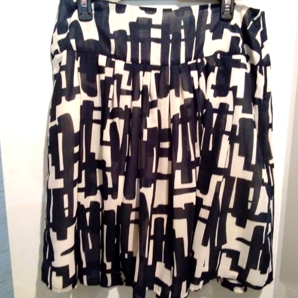 BEAUTIFUL NAVY and white skirt with a lining.